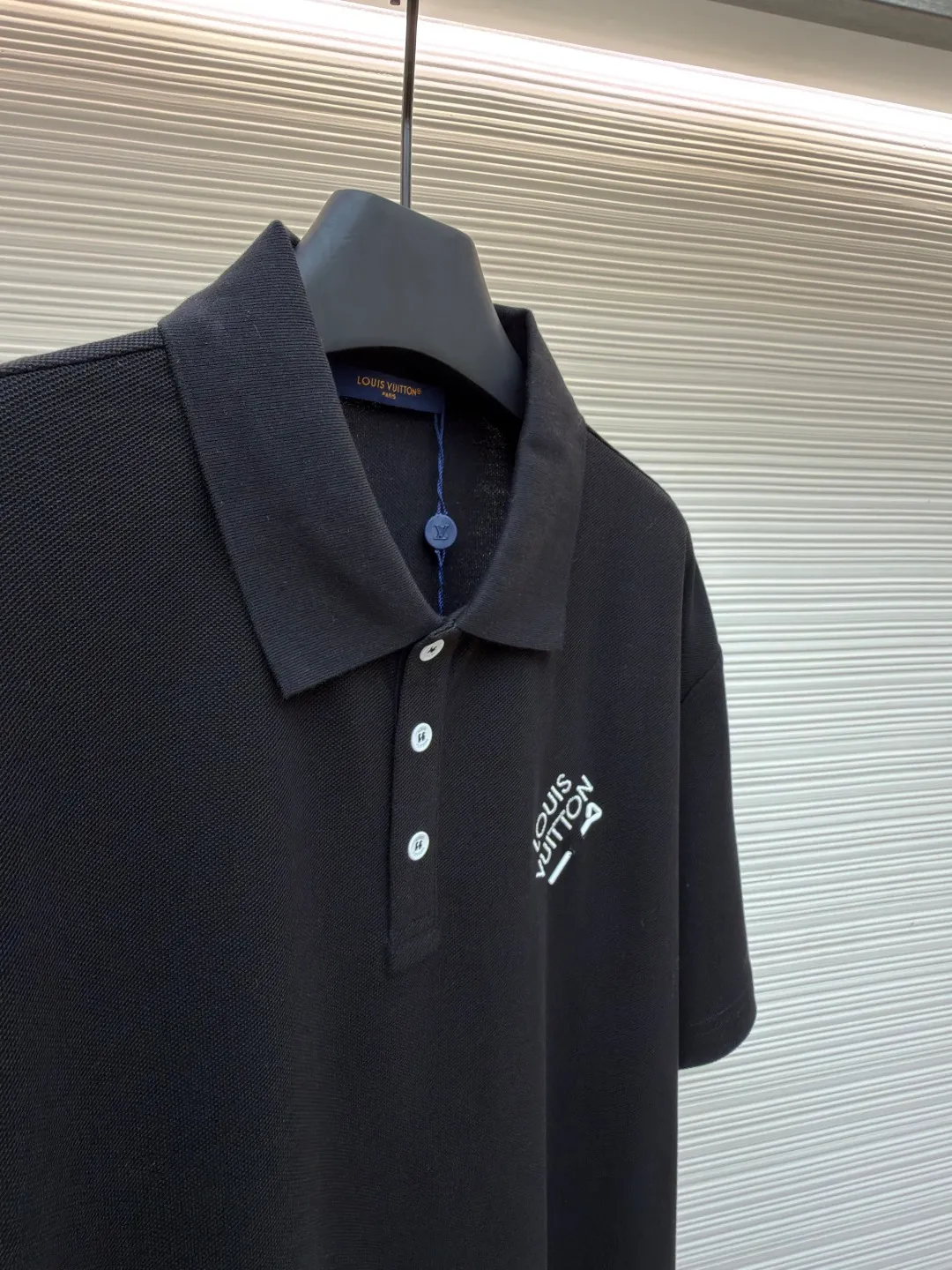 LOUIS VUITTON pin embroidered polo shirt ●Original version: purchased and developed for 6500 ●Item number: 1681203-A35 ●Fabric: pique cotton fabric ●Technology: embroidery production ●Color: black ●Version: fitted version ●Weight: about 310 grams ●Size: XS-S-M-L ●Description: The fabric is made of customized 6-corner piqué cotton, with unique shape and texture, which is breathable and comfortable, not easy to deform and has greatly increased durability; the flat-knit thread dyeing for the neckline ensures that the color of the neckline perfectly matches the overall tone of the clothes. The flat-knit thread production process makes the neckline highly elastic and fits the neck without feeling constrained when worn; a keyhole is specially made under the embroidery, and custom-made pin accessories are strung together as decorative highlights to add a sense of fashion and uniqueness to the clothes. The overall wiring is straight and delicate, the fabric is comfortable and soft, and the color is consistent without color difference. It can be matched with the same style to create a fashionable look and control various occasions. Customized accessories, complete with three standards, same style for men and women!